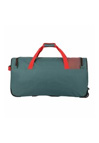 Borsa a viaggio in materiale teal con manici rossi, forma rettangolare, scomparti con zip e ruote nere per un facile trasporto.