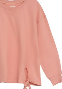 Jasnoróżowa bluzka z długim rękawem, wykonana z miękkiego materiału, z okrągłym dekoltem i związanym akcentem z boku dla dodatkowego stylu.