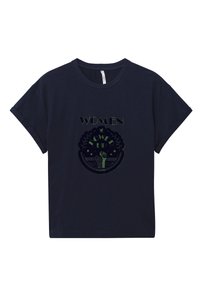 T-shirt en coton bleu marine à manches courtes, avec un graphique brodé d'un poing levé et le texte "FEMMES" au-dessus.