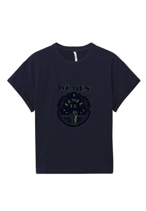 Marineblaue Baumwoll-T-Shirt mit kurzen Ärmeln, versehen mit einem gestickten grafischen Motiv einer erhobenen Faust und dem Text "FRAUEN" darüber.