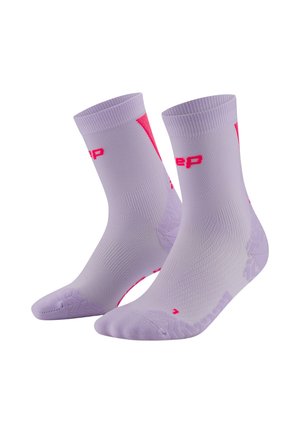 Lila Sport-Socken mit rosa Akzenten, ausgestattet mit gerippten Bündchen und einem strukturierten Muster am Körper für verbesserten Halt und Unterstützung.
