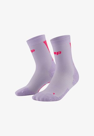 Lila Sport-Socken mit rosa Akzenten, ausgestattet mit gerippten Bündchen und einem strukturierten Muster am Körper für verbesserten Halt und Unterstützung.
