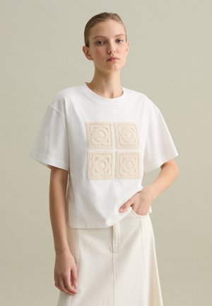 BOXY WITH CROCHET DETAIL - T-shirt print - optical white