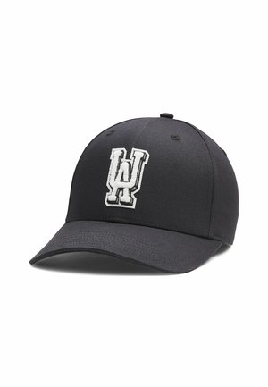 Zwarte baseballpet met een gebogen klep en witte, geborduurde overlappende letters W en A op het voorpaneel.