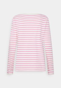 T-shirt z długim rękawem o białej bazie i poziomych różowych paskach; okrągły dekolt, standardowy krój, miękka tkanina i prosty brzeg.