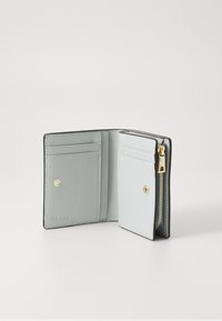 Furla lommebok i lysegrå strukturert skinn, med gullglidelås, flere kortlommer og trykknapp-lukking. Kompakt design.