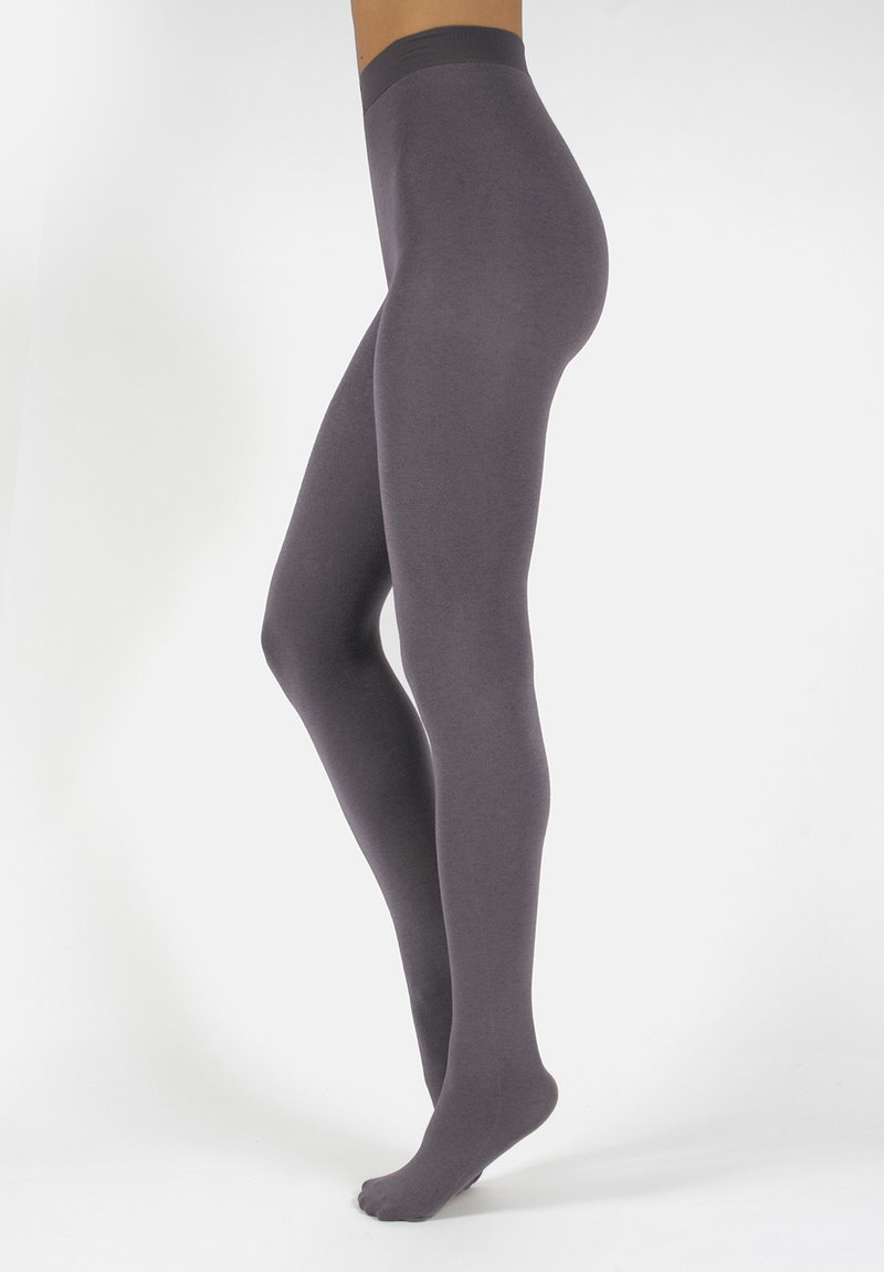 Calze grigie opache con una texture morbida e una vita elastica ampia, progettate per adattarsi perfettamente lungo le gambe e i piedi.