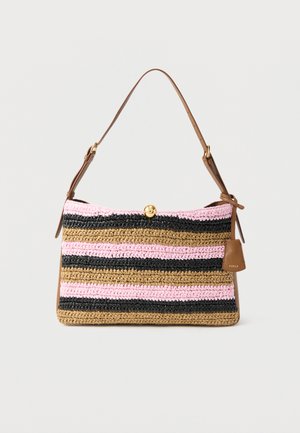 Sac à main rectangulaire au crochet avec des rayures horizontales roses, noires et beige, une bandoulière en cuir marron, et une fermeture à clip dorée.