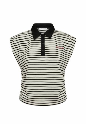 Ujjatlan fehér galléros pólóvagy vékony fekete vízszintes csíkokkal, fekete gallérral, patentos gombolással és apró piros "coco" logóval a mellrészen.
