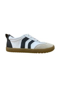 Zapatillas con parte superior de cuero blanco, rayas en navy y puntera de ante beige. Presentan una suela de goma y un panel de talón negro texturizado.