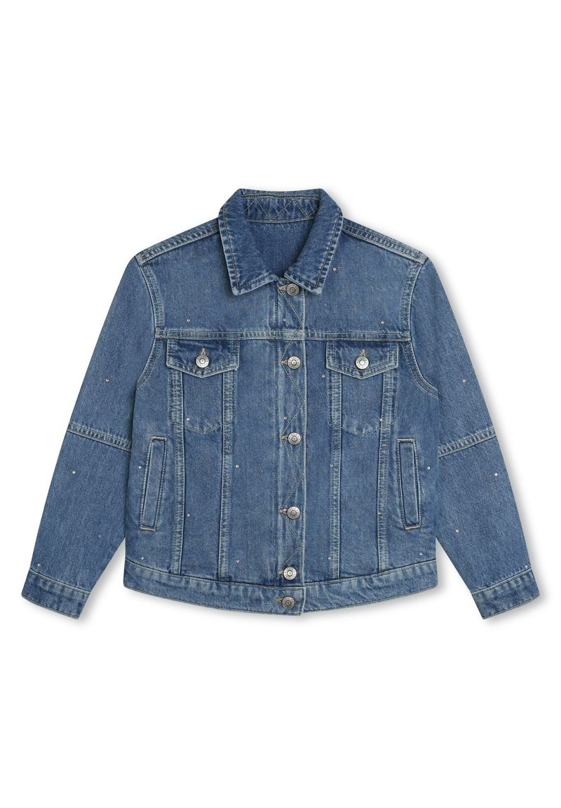 Veste en denim bleu moyen avec une fermeture à boutons, deux poches poitrine et des clous décoratifs dispersés à l'avant et sur les manches.