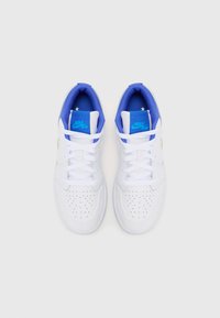 Vita Nike Air sneakers med en slät läderovandel, blå inredning, perforerat tåparti och blå logotyp på tungan.