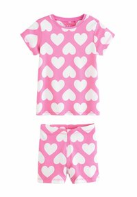Ensemble de pyjama en coton rose comprenant un haut à manches courtes et un short, tous deux ornés de grands motifs de cœurs blancs sur fond rose.