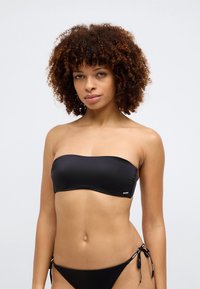 Μαύρο μπικίνι τοπ bandeau φτιαγμένο από λείο υλικό. Ρυθμιζόμενα σόρτς με κορδόνι στο πλάι και λογότυπα. Απλός σχεδιασμός χωρίς straps.