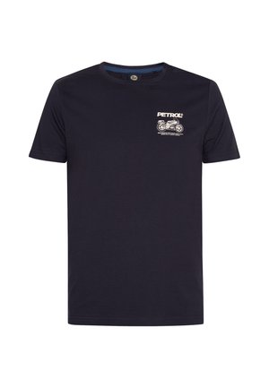Tricou cu mânecă scurtă de culoare bleumarin, având un grafic mic de motocicletă albă și textul "PETROL" în partea stângă sus a pieptului.