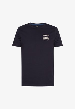 Tyrkysové tričko s krátkým rukávem a malou bílou grafikou motocyklu a textem "PETROL" na levém horním prsu.