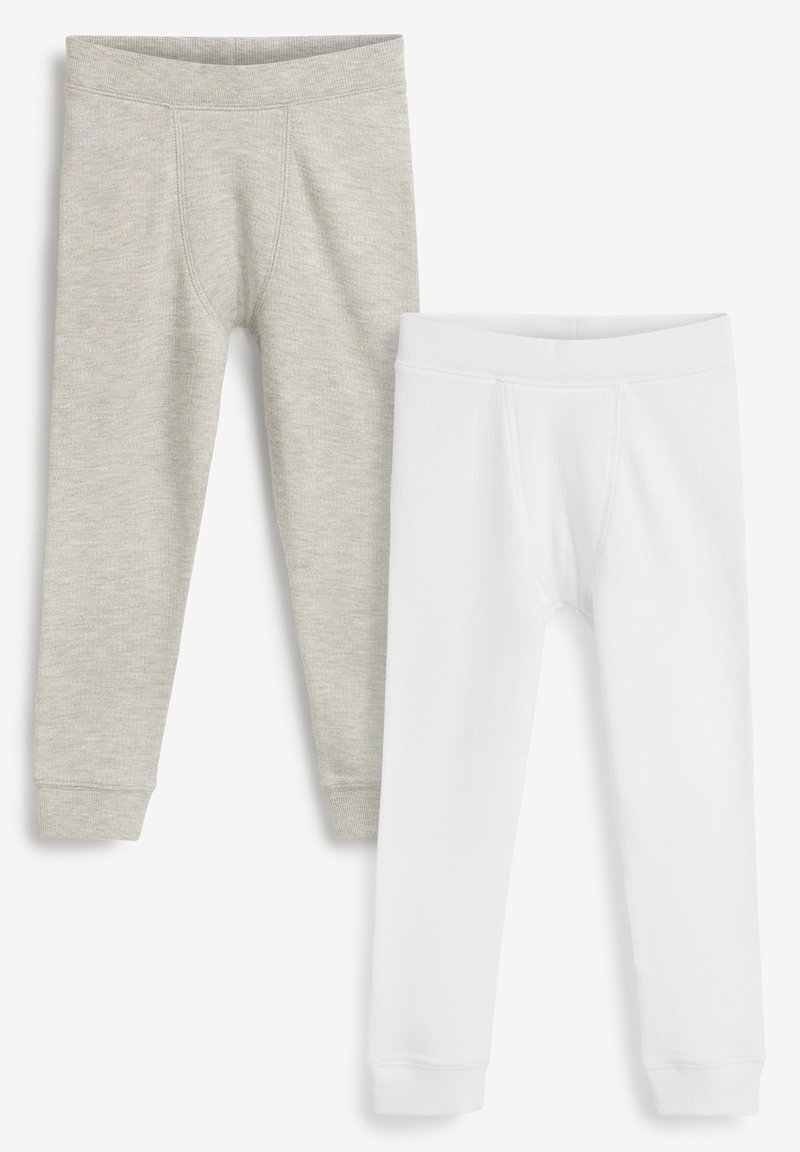 Zwei Paare Kinderleggings: eine hellgrau mit weichem Material und eine weiß, beide mit elastischen Taillenbünden und eng anliegenden Abschlüssen.