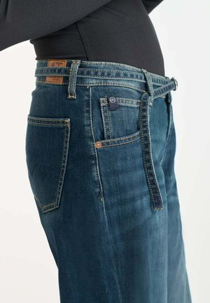 Dunkelblaue Jeans mit geradem Schnitt, ausgestattet mit einem braunen Lederetikett, kontrastierenden Nähten und einem seitlichen Taschen-Design.