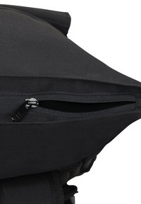 Zaino nero con una cerniera parzialmente aperta, realizzato in tessuto resistente, dotato di spallacci imbottiti e di un design moderno ed elegante.