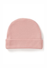 Gorro rosa acanalado con puño enrollado. Hecho de tela suave, con una textura lisa y un diseño de parte superior redondeada.