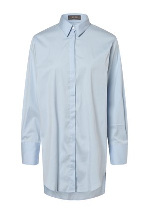 Lyseblå skjorte med lange ærmer, knapper, klassisk krave og skjult knapliste, med en let buet kant og manchetter med knapper.