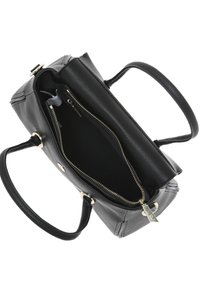 Bolso de cuero negro con dos asas, cierre de cremallera y herrajes en tono dorado. Interior espacioso con una textura suave y sin patrones visibles.