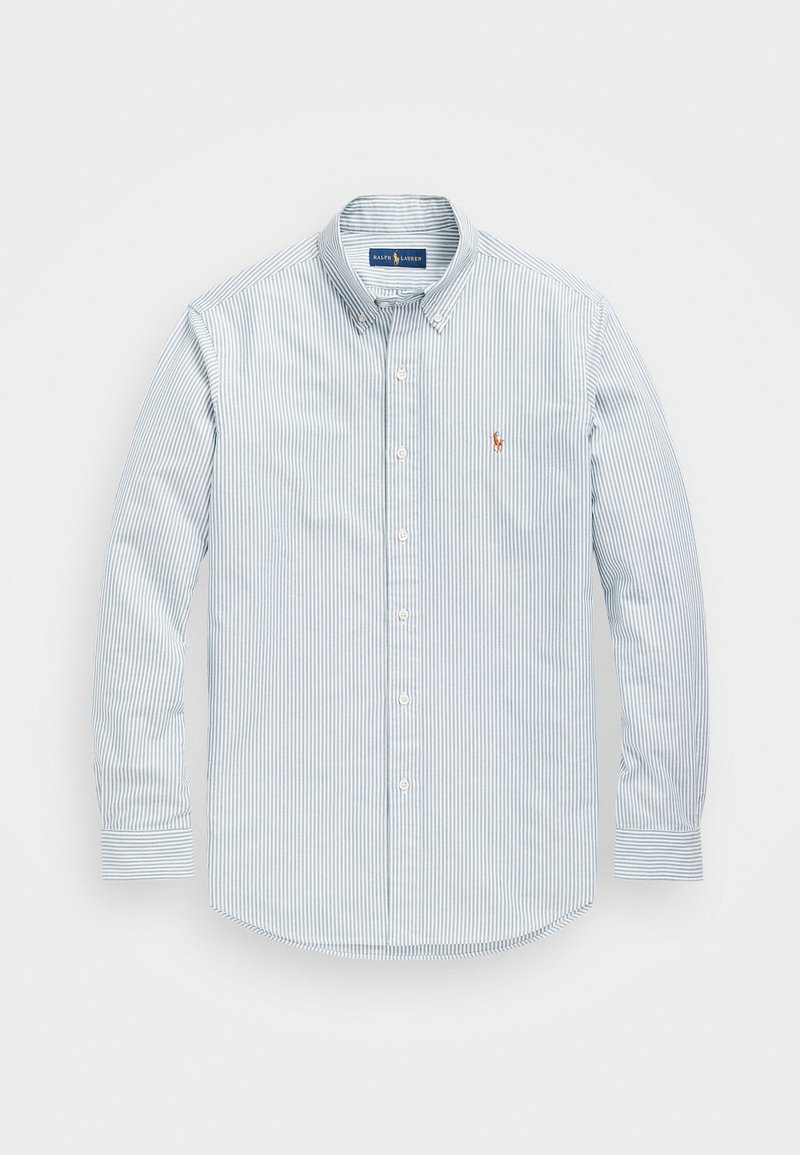 Koszula w jasnoniebiesko-białe paski na guziki z długimi rękawami, klasycznym kołnierzykiem i małym wyhaftowanym logo na lewej piersi.