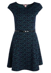 Dopasowana sukienka z krótkim rękawem w granatowym kolorze z geometrycznym wzorem w turkusie, z czarnym paskiem z metalową klamrą w talii.