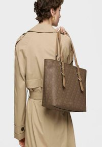 Tous CAPAZO BUCKLES - Bolso de mano - tierra