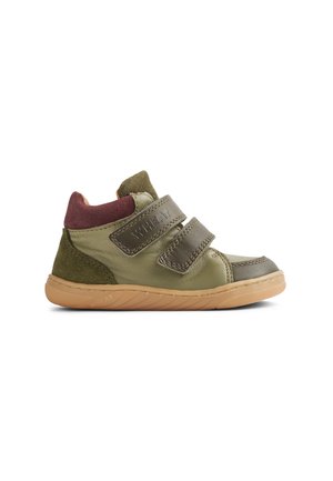 Scarpa da bambino verde oliva e marrone con due cinturini in velcro, suola in gomma, dettaglio bordeaux sul tallone e supporto alto per la caviglia, mostrata di profilo.