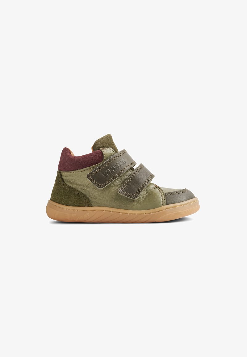 Chaussure pour tout-petit vert olive et marron avec deux brides Velcro, semelle en caoutchouc, détail bordeaux au talon et maintien élevé de la cheville, vue de profil.