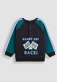 Dunkelgrauer Pullover mit türkisfarbenen Ärmeln, mit blauen und weißen Streifen. Enthält den Text „READY SET RACE!“ und ein Schachbrettflaggen-Design.