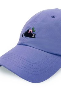 Fioletowa bawełniana czapka z haftowanym wzorem czarnego kota, różowym domem i zielonymi liśćmi, o usztywnionym kształcie i przeszyciach.