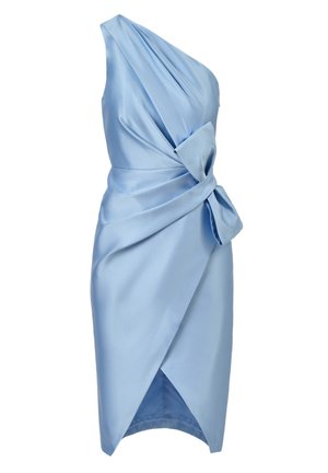 Světle modré saténové jedno ramenní šaty s asymetrickým zdobením a mašlí v pase, délka ke kolenům s předním rozparkem.