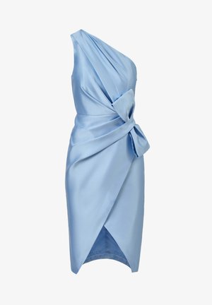 Robe en satin bleu clair à une épaule avec drapé asymétrique et détail nœud à la taille, longueur genou avec une fente avant.