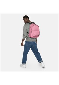 Eastpak OUT OF OFFICE - Zaino - crystal pink