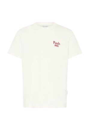 Hvid T-shirt med korte ærmer, rød tekst "Pinch me" på venstre brystområde, rund hals og en afslappet pasform.
