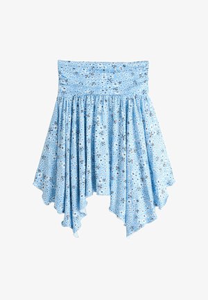 Lichtblauwe asymmetrische rok met kleine witte en zwarte bloemenprint en een gerimpelde, brede tailleband.
