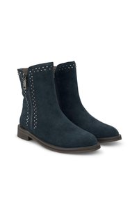 Botines de ante azul marino con cierre de cremallera, detalles de tachuelas plateadas en la parte superior y un tacón bajo y resistente para mayor estabilidad.
