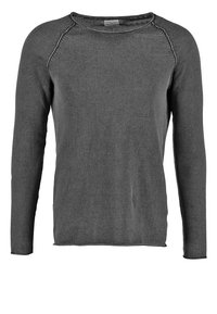 Chemise à manches longues gris foncé en tissu texturé. Dotée d'un col rond et de coutures visibles le long des coutures. Design épuré et simple.