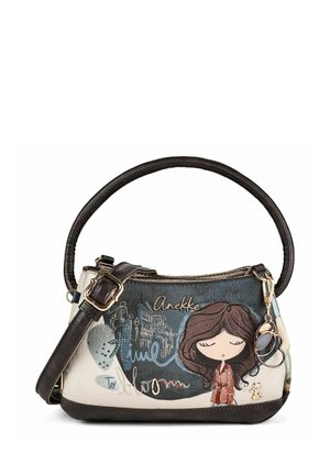 Kleine Handtasche mit dunklen Griffen, illustriertes Mädchen mit geschlossenen Augen, "Anekke" Text und dekorative Schlüsselanhängerringe an der Seite.