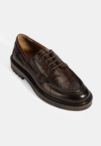 Braune Lederschuhe mit strukturierter Oberfläche, runder Zehenform und Schnürdesign. Ausgestattet mit einer niedrigen, geriffelten Gummisohle für besseren Halt.
