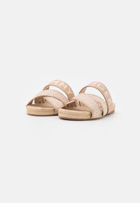 Sandales espadrilles avec deux sangles tissées rose arborant un motif géométrique et un logo. Semelle en fibres naturelles avec un bord brun texturé.