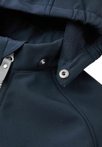 Tamsiai mėlyna striukė su fliso pamušalu kapuce, užtrauktuku ir spaudėmis. Yra tekstūruotas audinys ir sustiprintos siūlės.