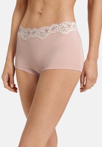 Růžové bavlněné kalhotky typu boyshorts s jemným bílým krajkovým pasem, s hladkou texturou a přiléhavým střihem.