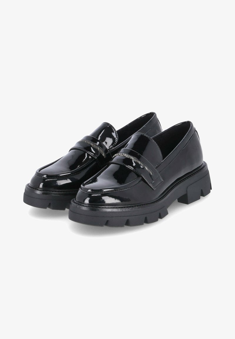 Mocassins en cuir verni noir avec une semelle épaisse, présentant une sangle décorative et des détails de couture sur le devant. Fini lisse et brillant.