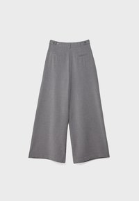 Pantalon gris à jambes larges, taille haute, pattes de réglage latérales et poches passepoilées à l'arrière, en tissu texturé.