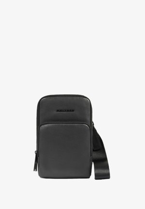 Borsa a tracolla in pelle nera con texture liscia, forma rettangolare, tasca frontale con zip e tracolla regolabile in tessuto. Design semplice.