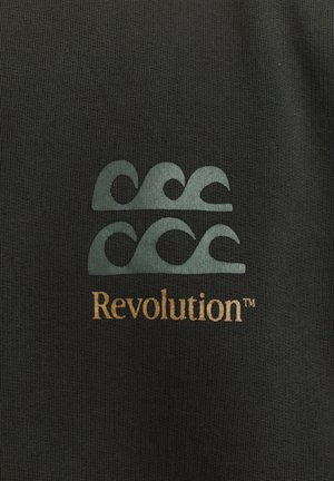 Tissu noir présentant un motif texturé de trois formes ondulées en bleu sarcelle au-dessus du mot "Révolution" en lettres dorées.