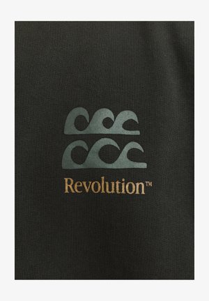 Zwarte stof met een textuurachtige afbeelding van drie golfvormen in turquoise boven het woord "Revolution" in gouden letters.